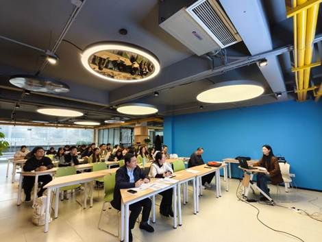 图片包含 室内, 桌子, 房间, 人们 AI 生成的内容可能不正确。